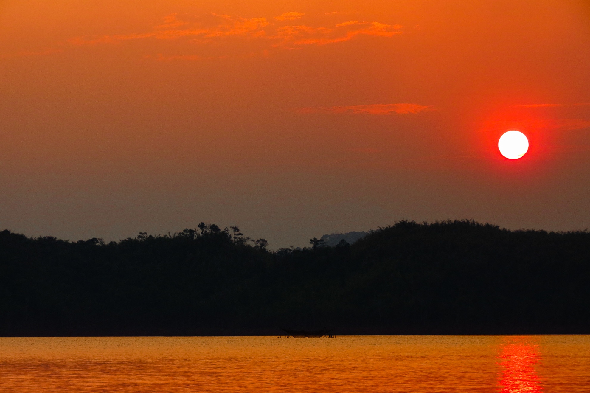Ánh hoàng hôn tuyệt đẹp buông trên mặt hồ.