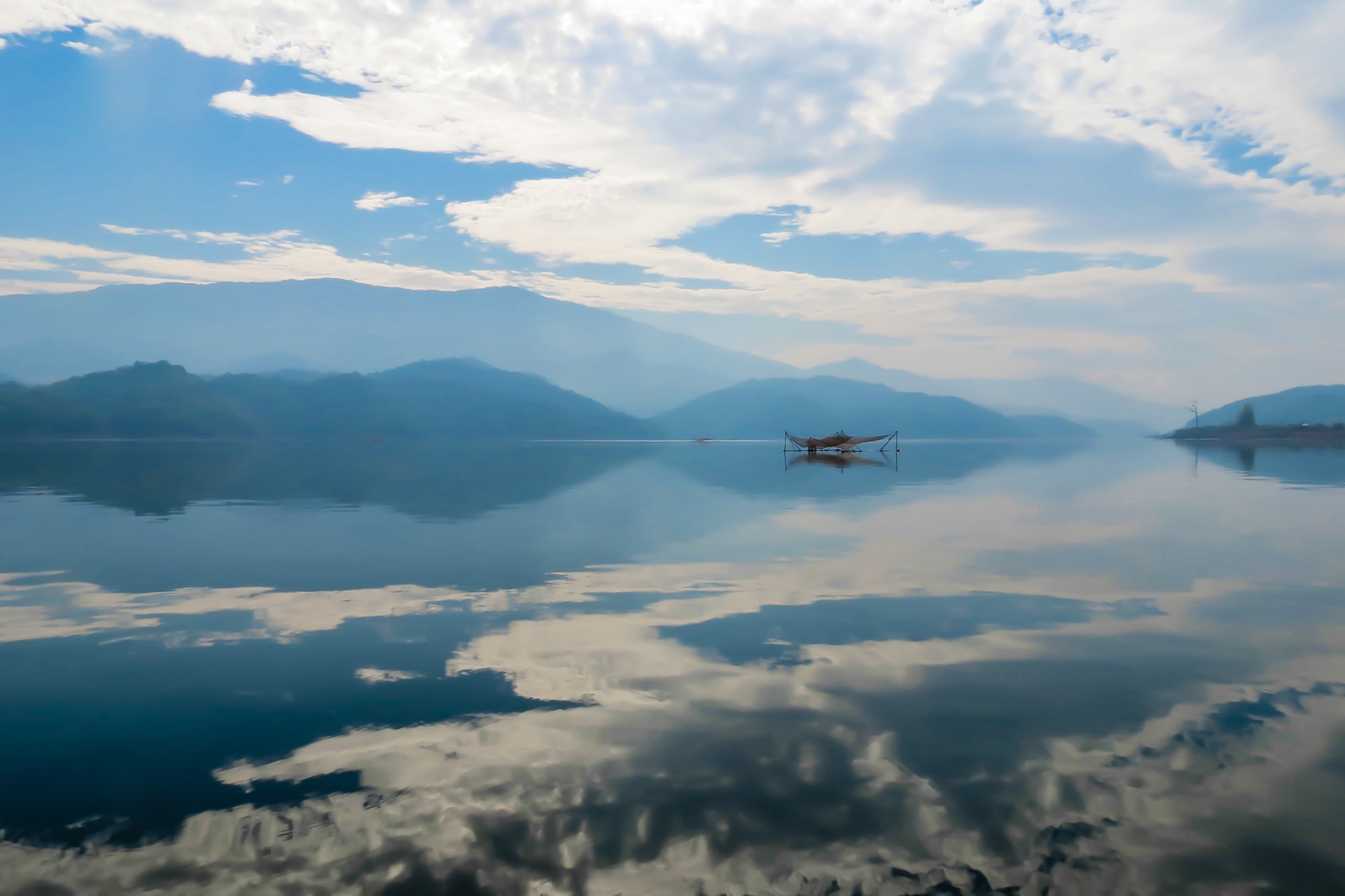 Sáng hôm sau chúng tôi rời đảo để chuẩn bị hành trình về lại Sài Gòn. Tà Đùng lại ban tặng thêm một món quà lãng mạn khác với màn sương ảo mờ giăng giăng đất trời.