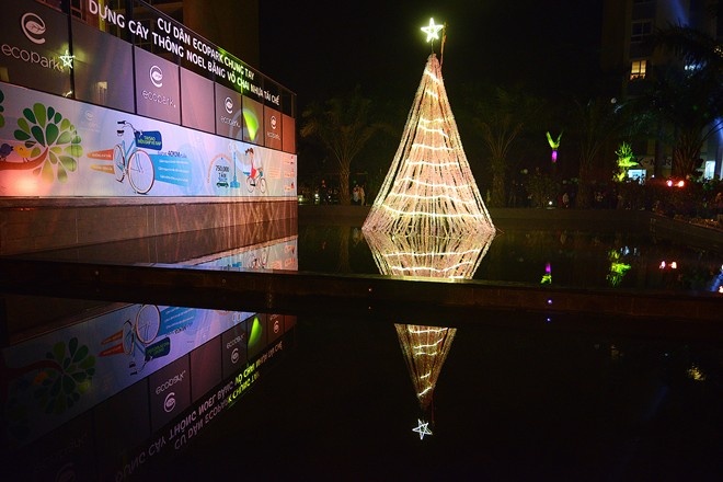 Cay thong Noel 'doc' lam tu 5.000 chai nhua phe thai hinh anh