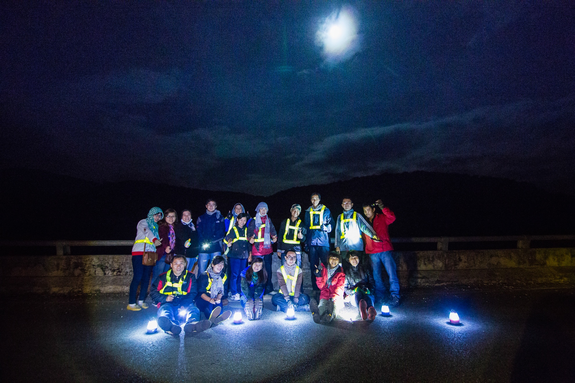 7g tối từ Sài Gòn, sau khi kiểm tra xe cộ an toàn, đai phản quang, trang phục bảo hộ an toàn chúng tôi bắt đầu hành trình. Thay vì đi đường QL 20 chúng tôi chọn một cung đường vắng và tốt hơn hướng về Long Khánh thẳng lên Đức Linh để đến phố núi B’Lao. Đoàn dừng nghỉ chân dưới ánh trăng tuyệt đẹp dưới chân đèo Tà Pứa.