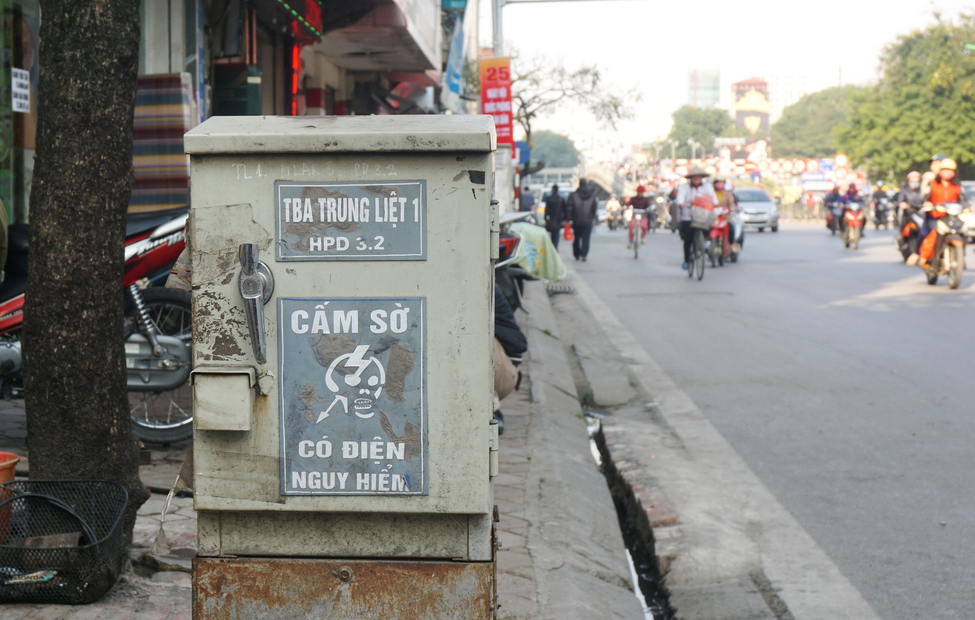 Tu dien 'nguy hiem chet nguoi' trai khap via he thu do hinh anh