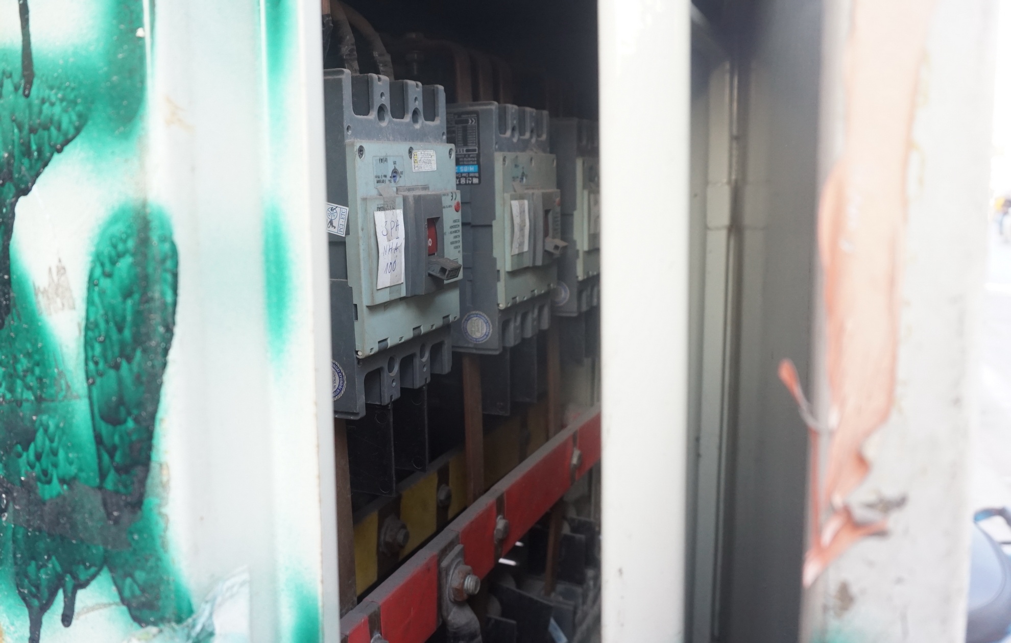 Nhiều tủ bị mất khóa, dây diện lòi ra ngoài tiềm ẩn nhiều nguy cơ mất an toàn.