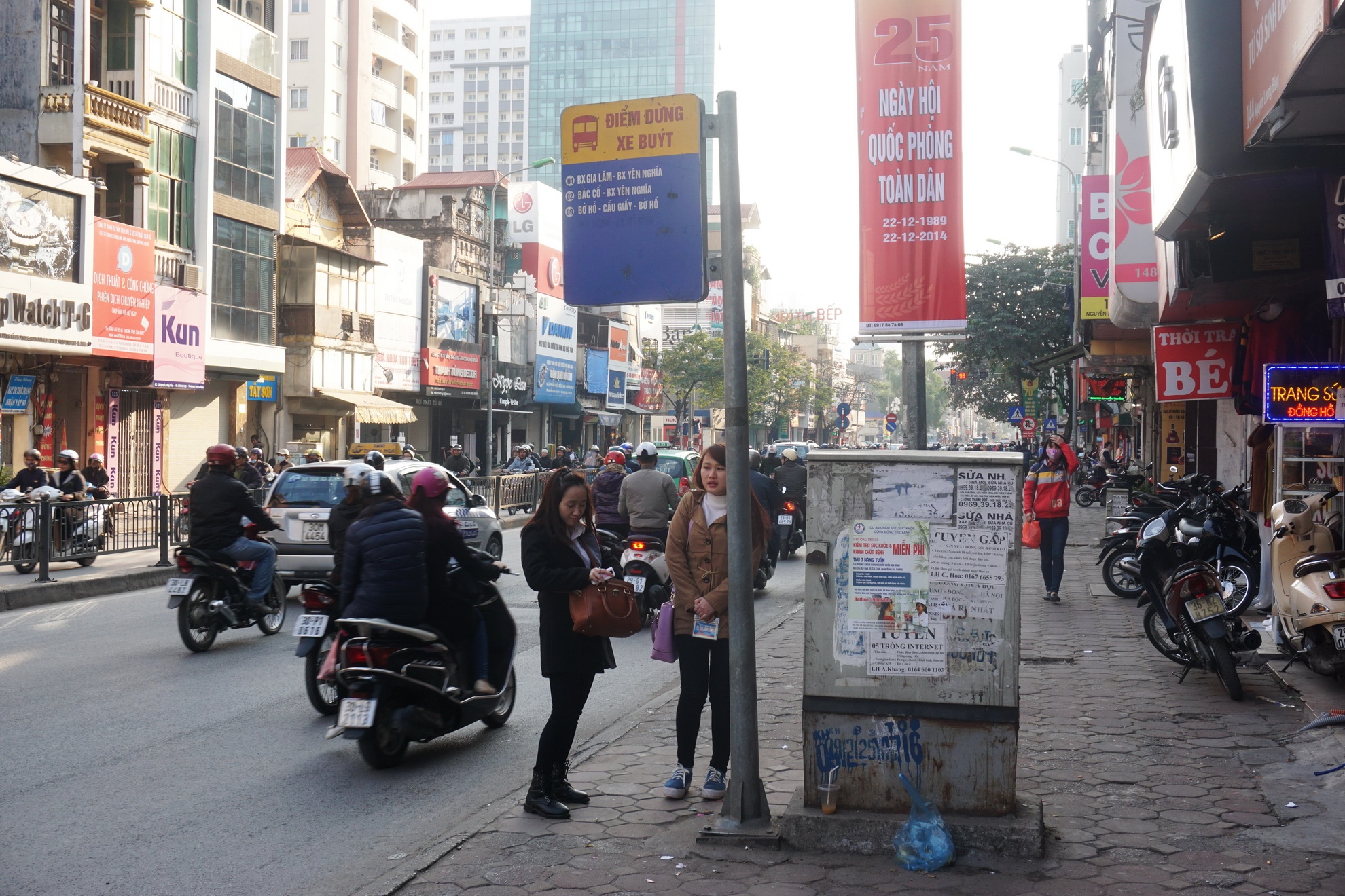 Tủ điện cũng được đặt ở các điểm đỗ xe buýt công cộng. Ngân Bình, sinh viên ĐH Tự nhiên cho biết: 