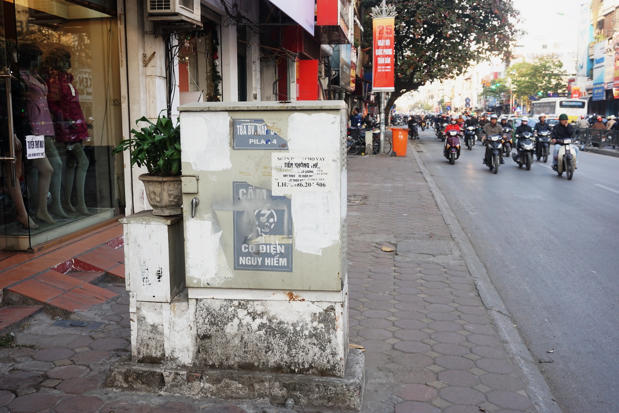 Hàng chục tủ điện, tủ cáp quang, truyền hình cáp đang nằm 