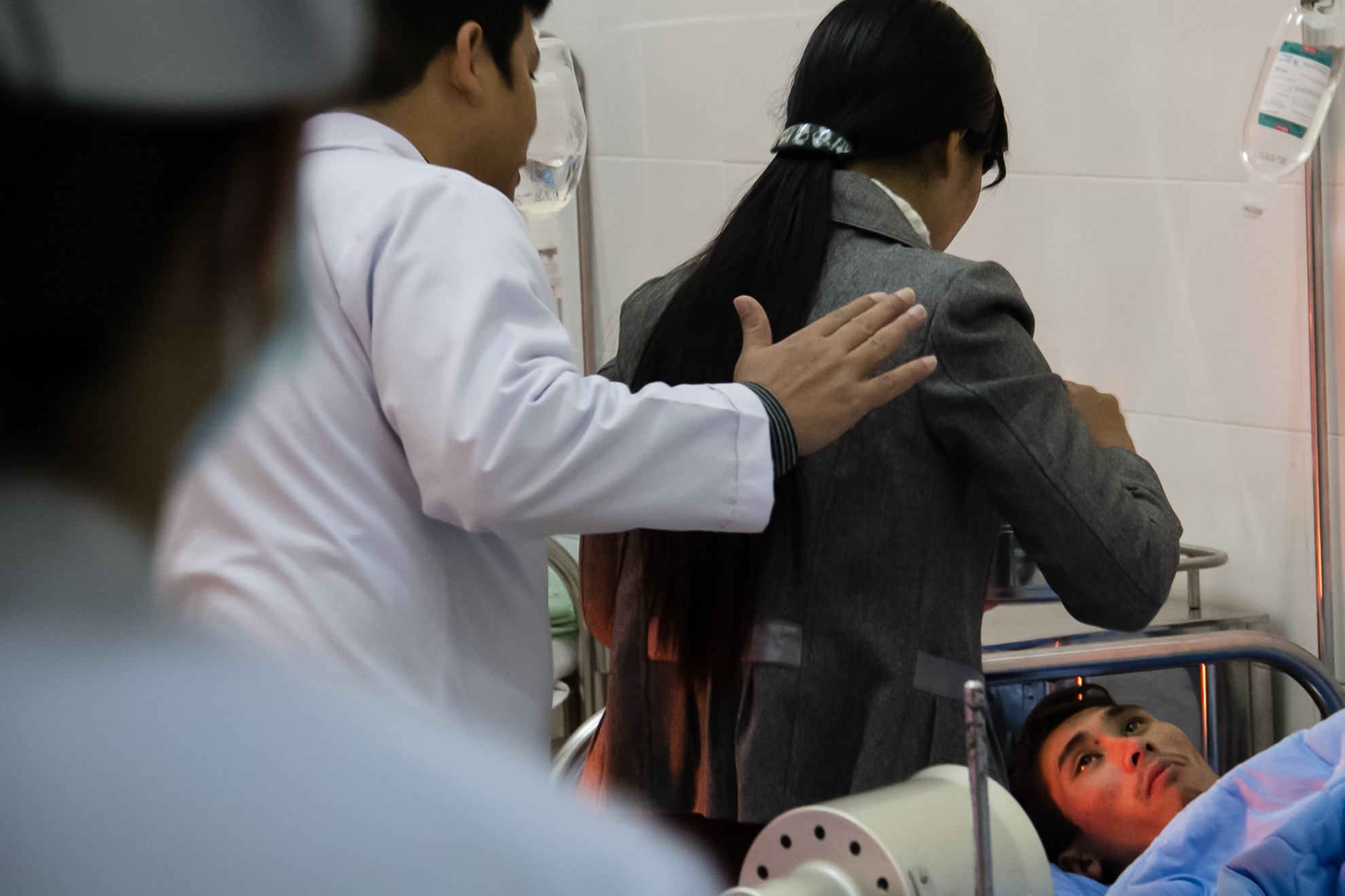 Tuy còn tỉnh nhưng nạn nhân này khá mệt mọi nên khiến gia đình khá lo lắng. Các bác sĩ đã động viên và an ủi vì tình hình bệnh nhân không nghiêm trọng.