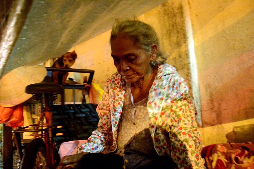 Những người vô gia cư đa số từ các tỉnh nghèo lên thành phố để mưu sinh, họ không có nhà cửa nên lang thang khắp các tuyến đường để tìm nơi trú ngụ.