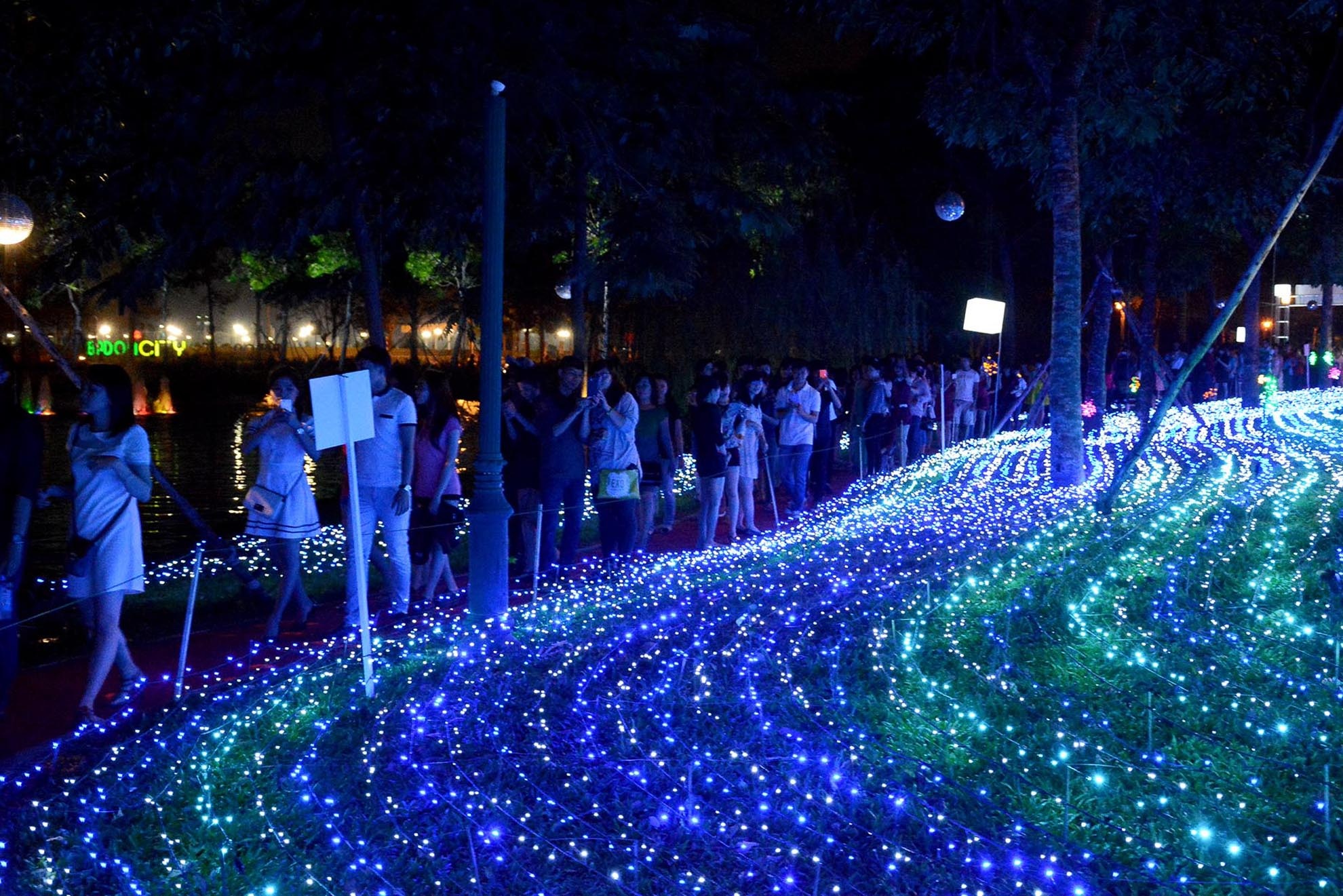 Càng về đêm, lượng khách đổ về càng đông.