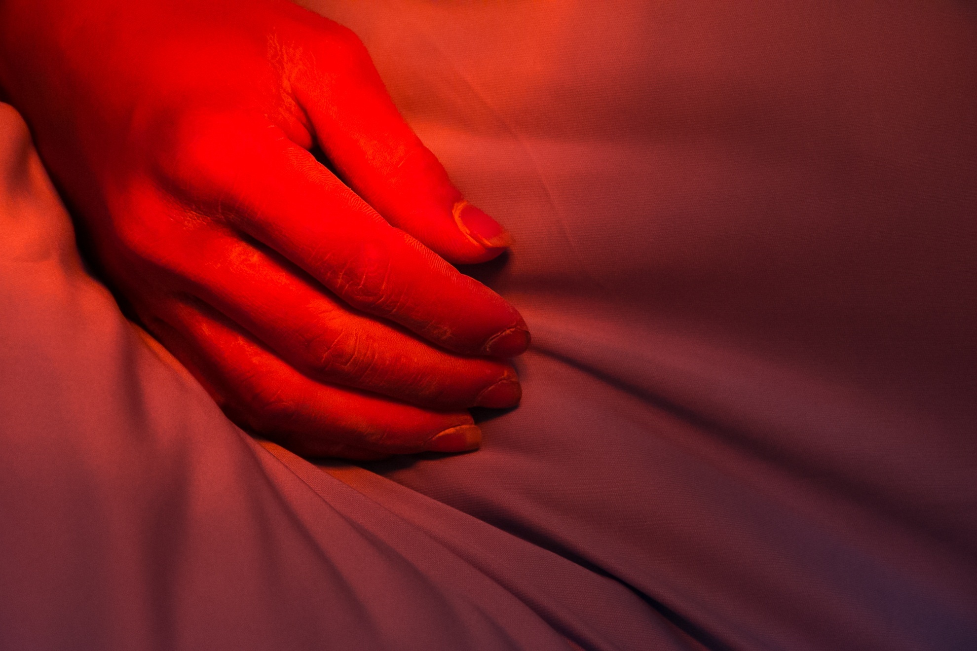 Có nhiều nạn nhân khi đã nhập viện tay vẫn còn các vết bùn dơ.