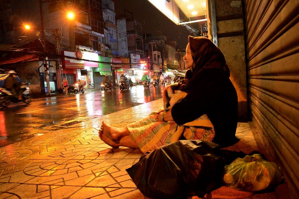 Vỉa hè, công viên, gầm cầu là địa điểm lý tưởng của nhiều người vô gia cư ngụ hằng đêm.