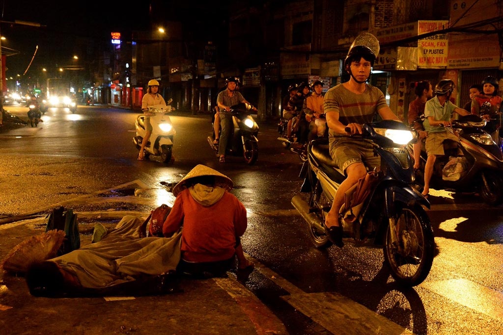 : Trời trở lạnh cũng làm thay đổi sinh hoạt hằng ngày của người dân thành phố. Những người phải mưu sinh từ sáng sớm hay đêm khuya trở nên vất vả, khó khăn hơn, đặc biệt những người vô gia cư là cảm nhận được cái lạnh nhất.