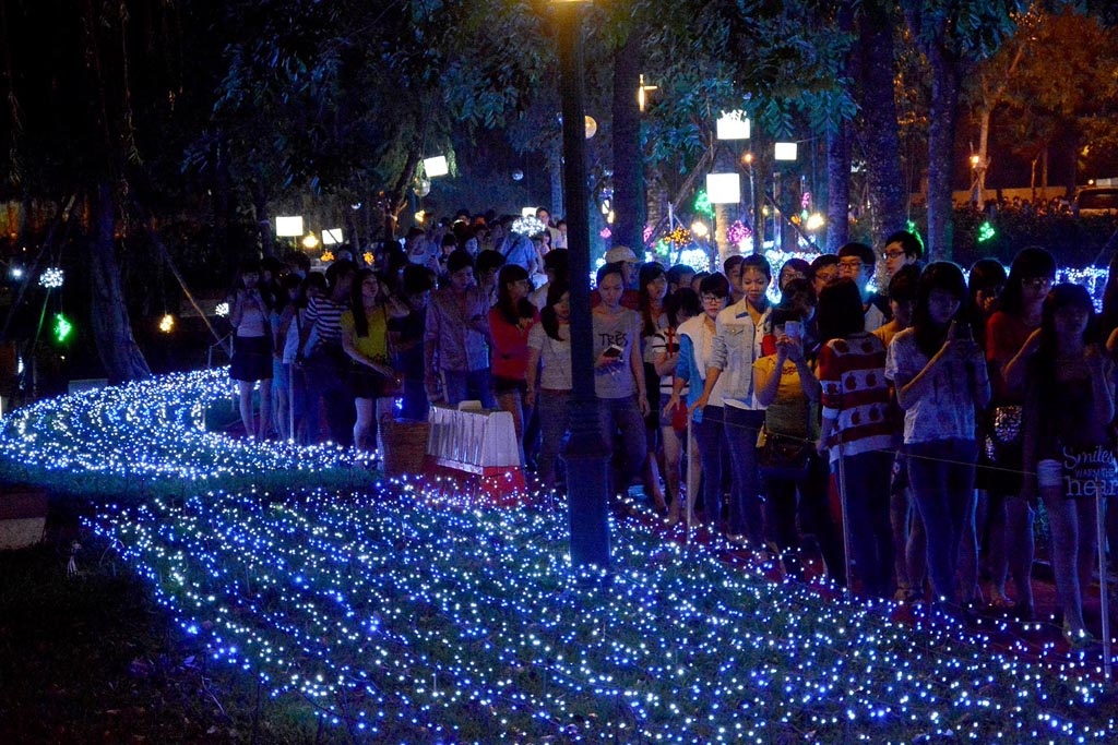 Khách tham quan xếp hàng dài cả cây số trong công viên để tham quan.