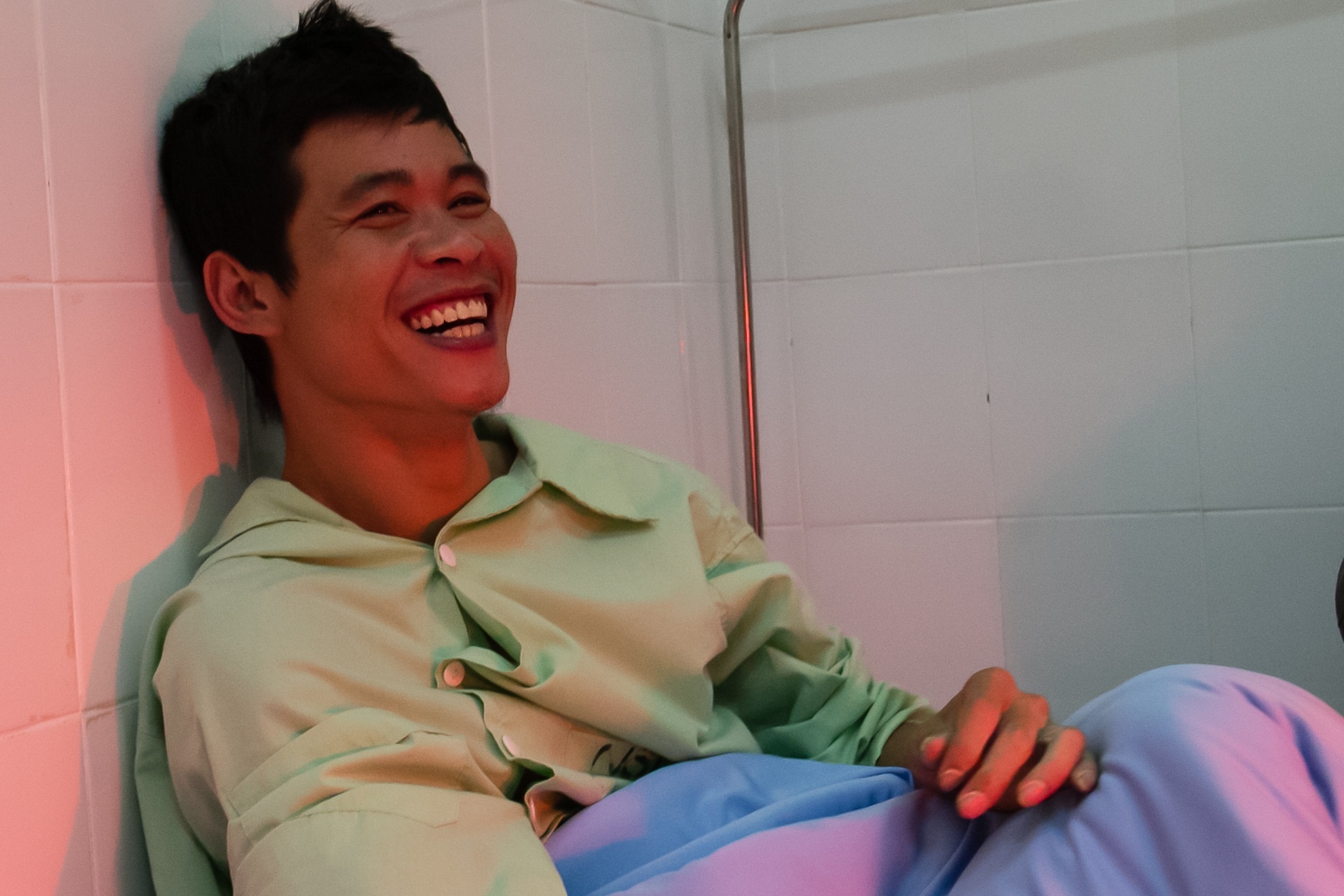 Nụ cười rạng rỡ đầy hạnh phúc của công nhân được cứu ra ngoài.