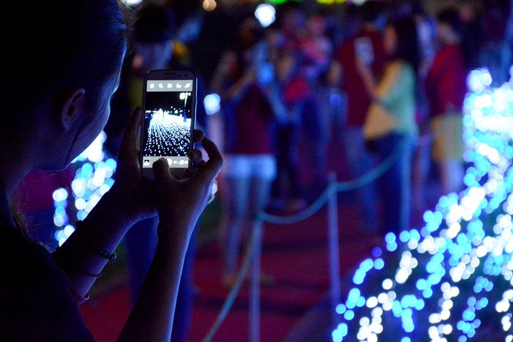 Ánh sáng đủ màu sắc tạo nên không gian lung linh, thu hút hàng nghìn người đến xem và chụp hình mỗi tối.