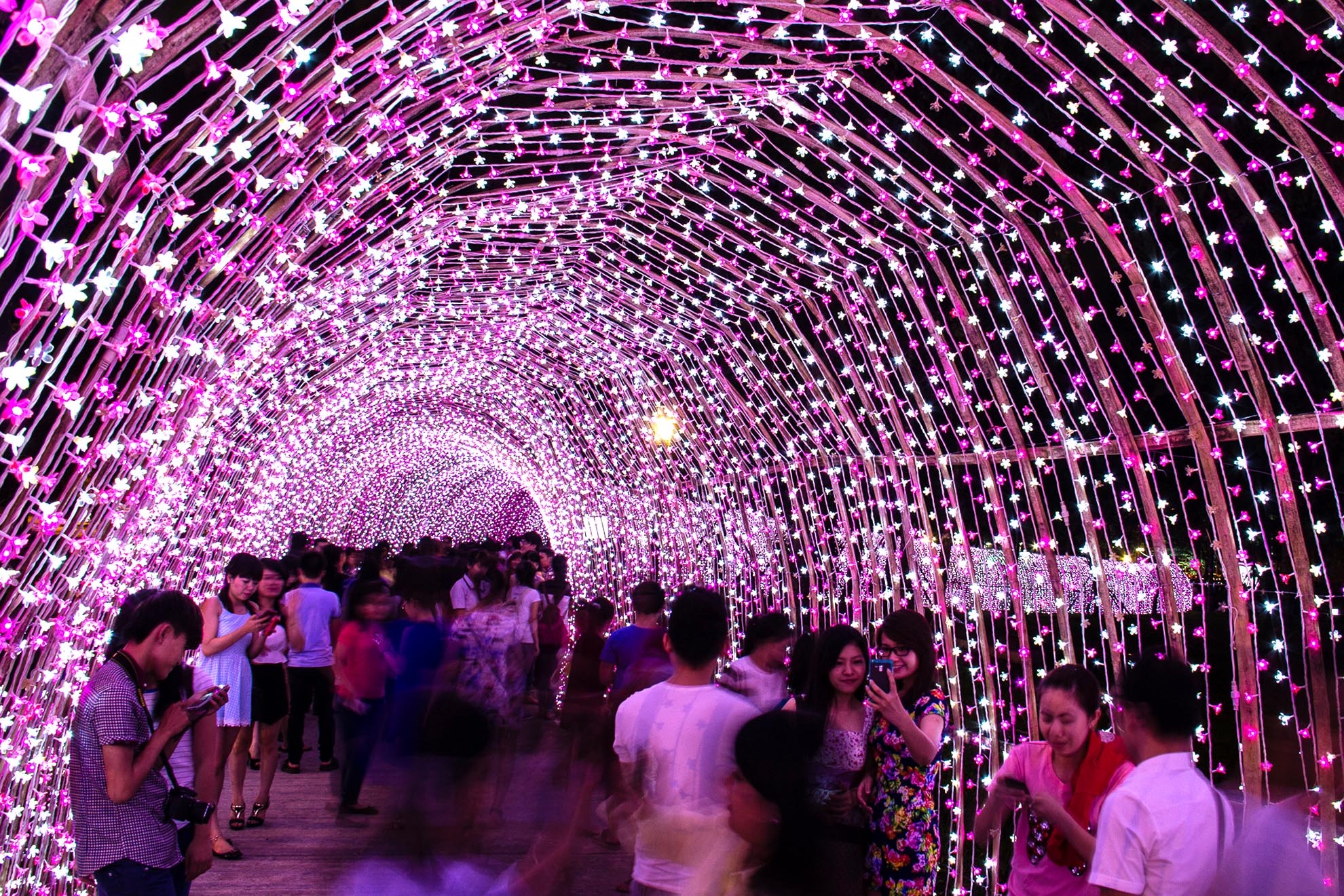 Công viên Tân Phú (nằm ở đường Bờ Bao Tân Thắng, P.Sơn Kỳ, Q.Tân Phú, TP.HCM) chìm ngập trong ánh sáng đủ màu sắc của đèn led tạo nên một cảnh quan đẹp lung linh, thu hút hàng nghìn lượt khách tham quan, vui chơi mỗi đêm. 