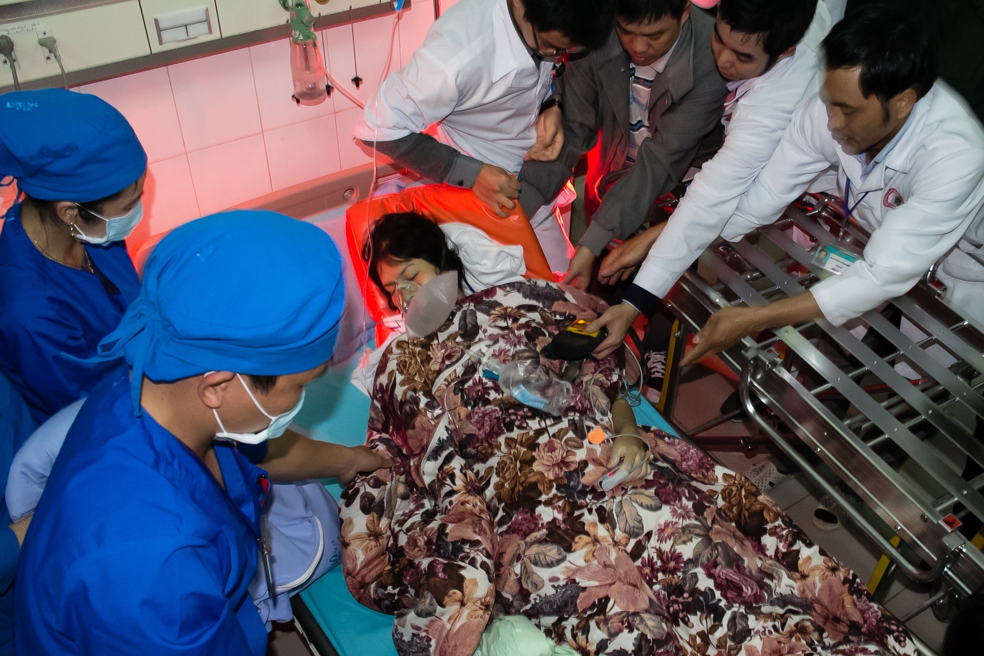 Các lực lượng y bác sĩ thực hiện cấp cứu ngay khi chị Ngọc nhập viện, tập thể y bác sĩ nhiệt tình săn sóc và đưa ra các phương án chữa trị tốt nhất.
