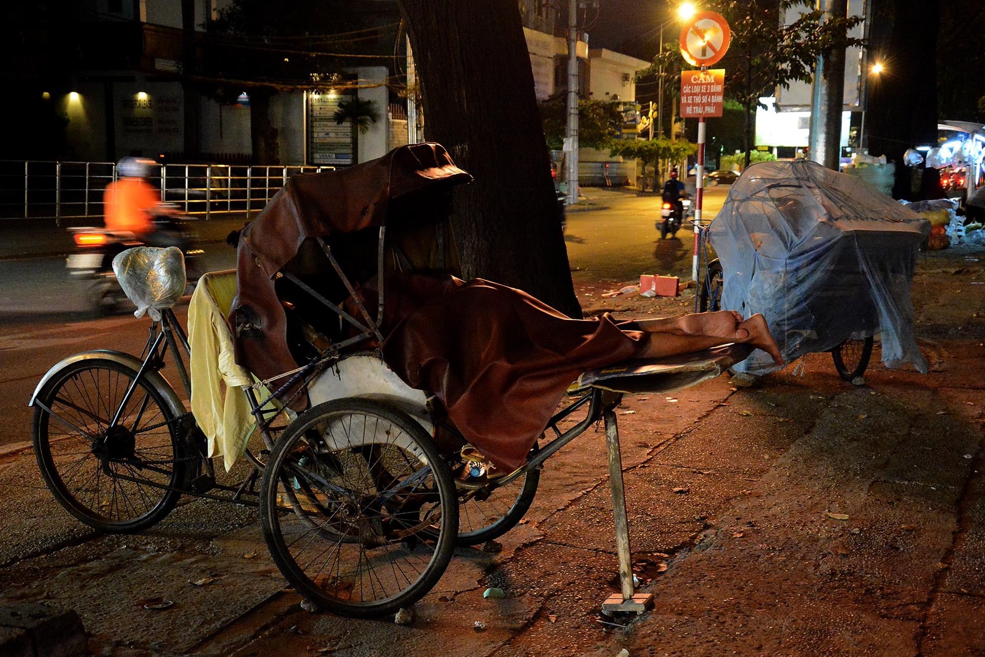 Nhiều người vô gia cư vẫn phải lang thang trên các tuyến phố để cố tìm cho mình một chỗ ngủ qua đêm.