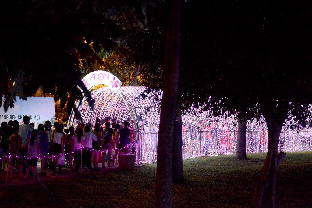 Nhiều người bị thu hút bởi hàng ngàn bóng đèn led gắn kết với nhau với hai tông màu chính là xanh tượng trưng cho màu nước biển và màu hồng tượng trưng cho hoa anh đào.
