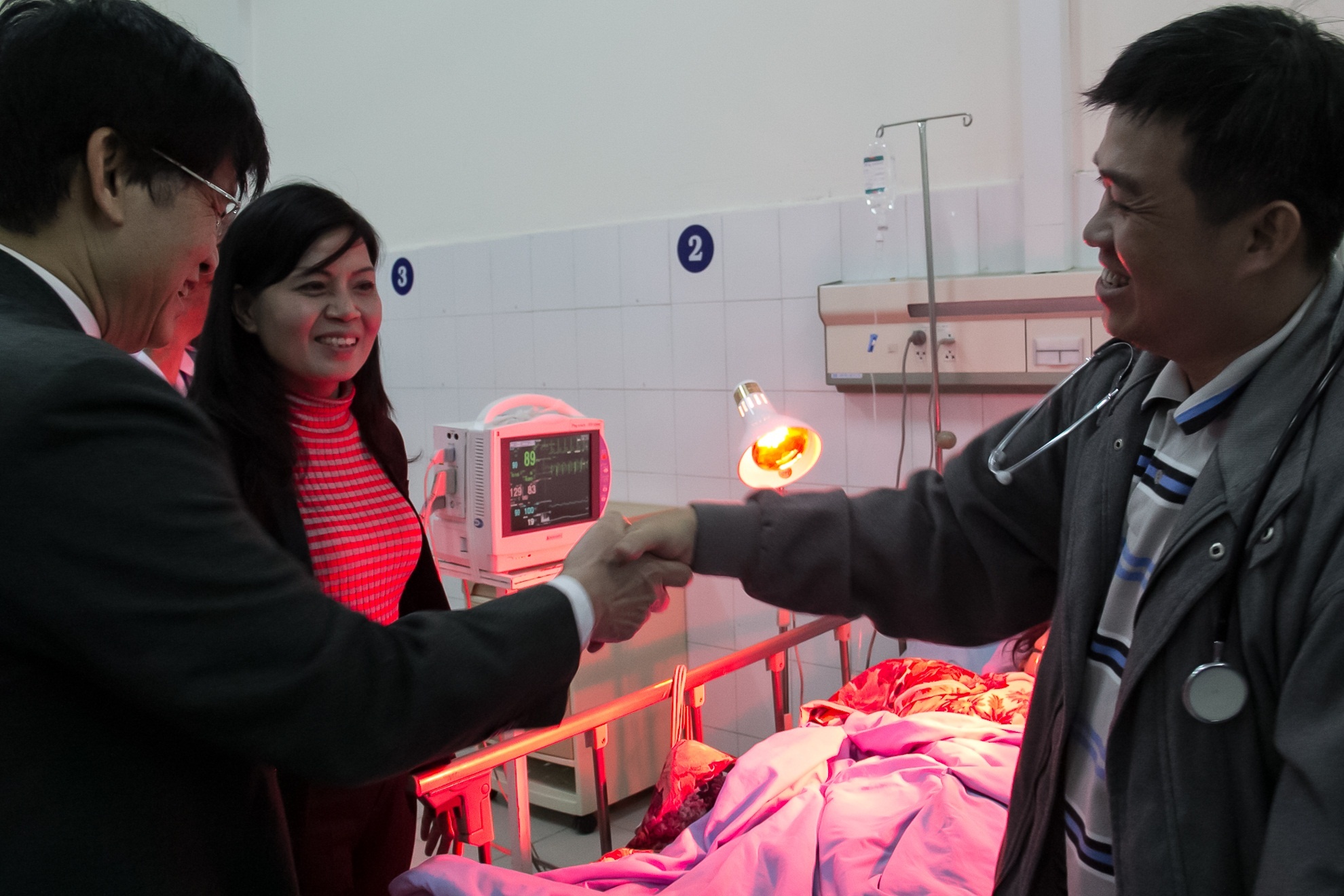 Cái bắt tay vui mừng của các bác sĩ bệnh viện Đa khoa tỉnh lâm Đồng và Bệnh viện Chợ Rẫy thành phố Hồ Chí Minh.