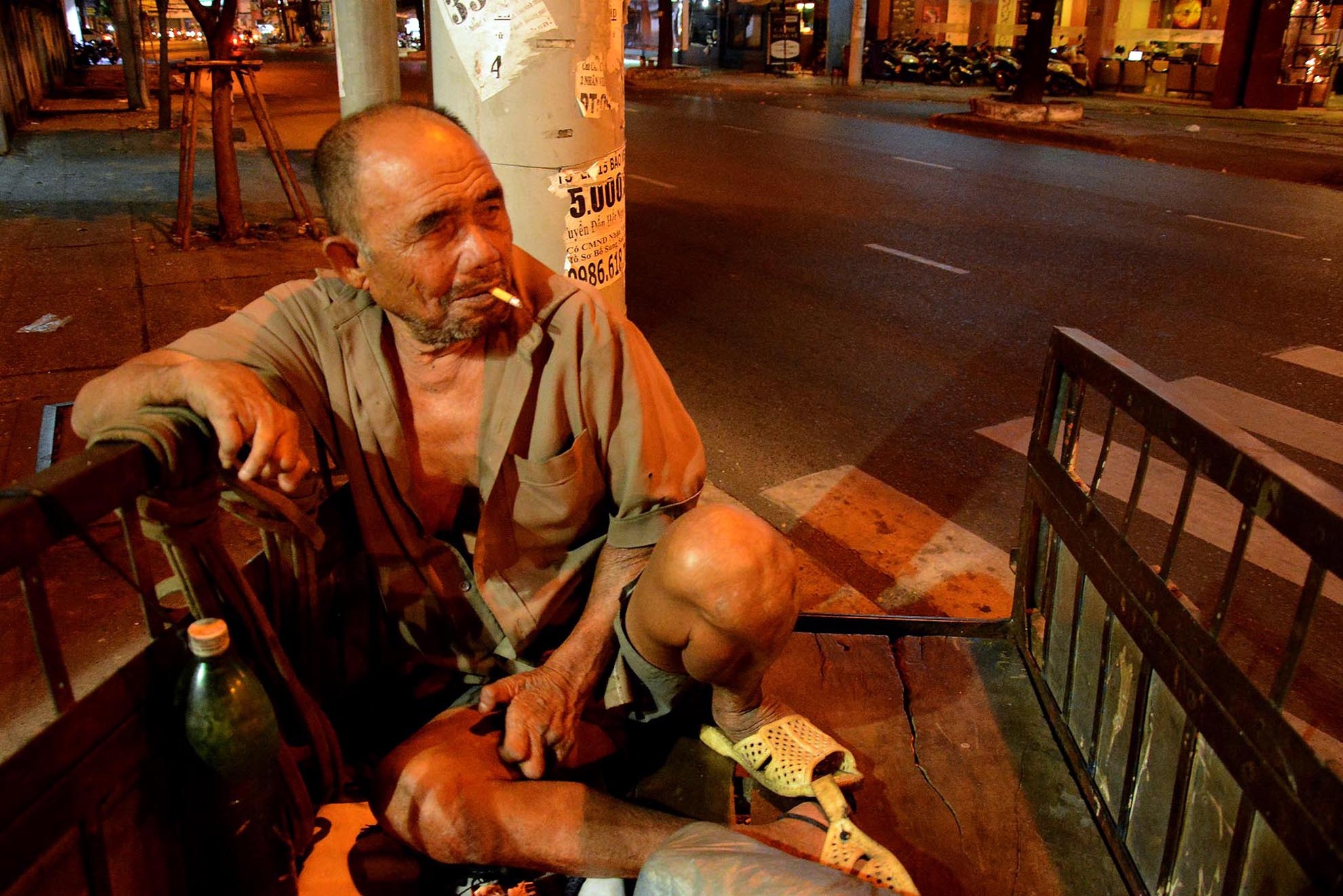 Ông Ngô Tơ, quê ở Bình Định cũng vào Sài Gòn làm nghề chạy xe ba gác để mưu sinh, mấy hôm nay trời trở lạnh ông đốt điếu thuốc cho ấm lòng, chống chọi với đêm lạnh lẽo giữa Sài Gòn. 