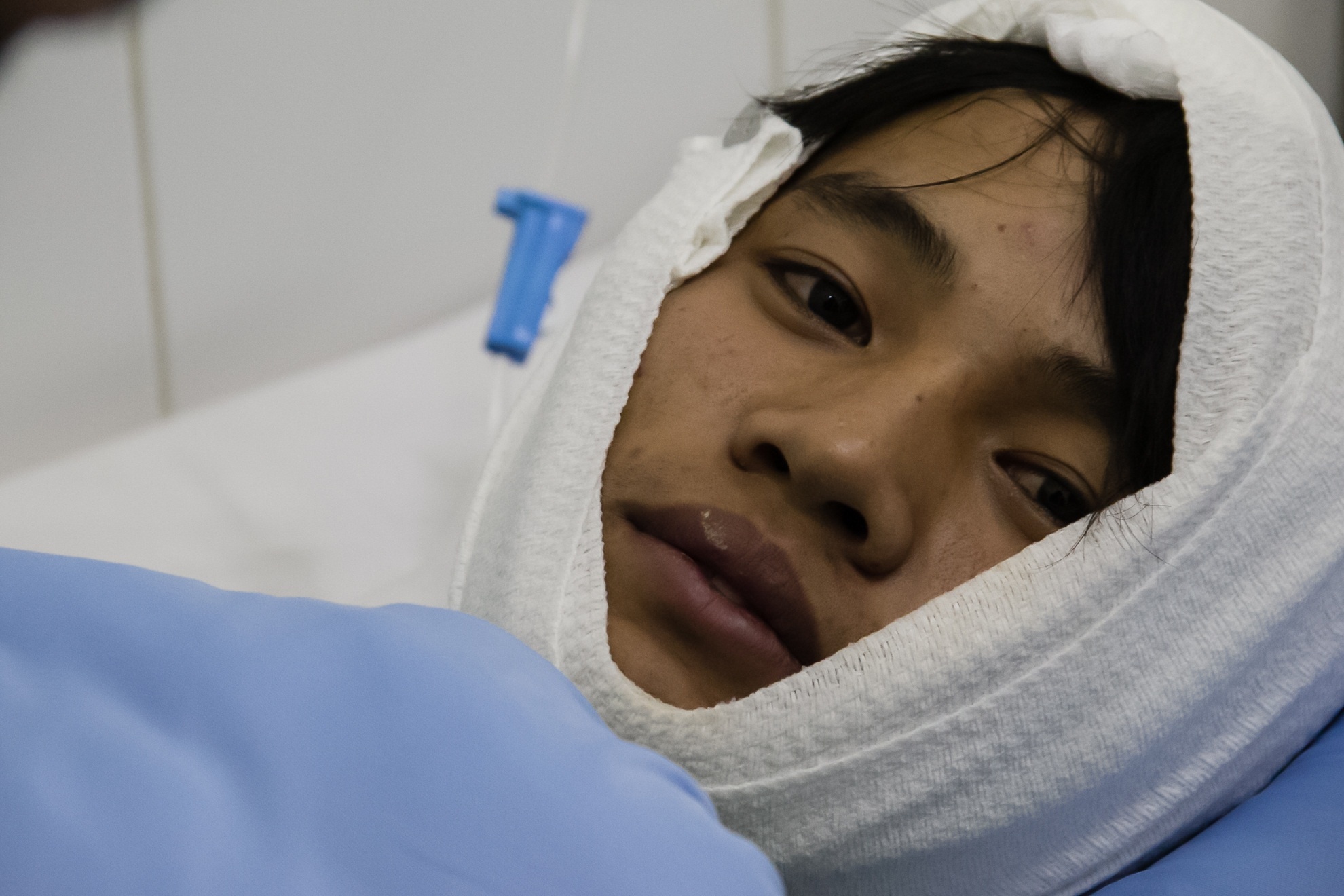 Anh Quang là một trong 12 nạn nhân của vụ sập hầm, sức khỏe anh khá yếu.