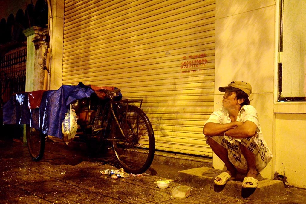 Ông Bảo, quê ở Bình Phước làm nghề lượm ve chai, ban ngày ông lang thang khắp nơi để lượm ve chai, đêm đến lại về ngã tư Bà Huyện Thanh Quan – Lý Chính Thắng để nghỉ ngơi.