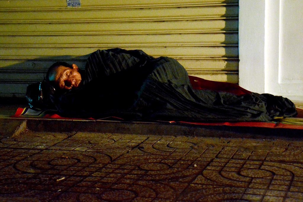 Tấm chăn và manh chiếu mỏng manh không thể nào đủ để chống chọi với những cơn gió mùa đông của Sài Gòn.