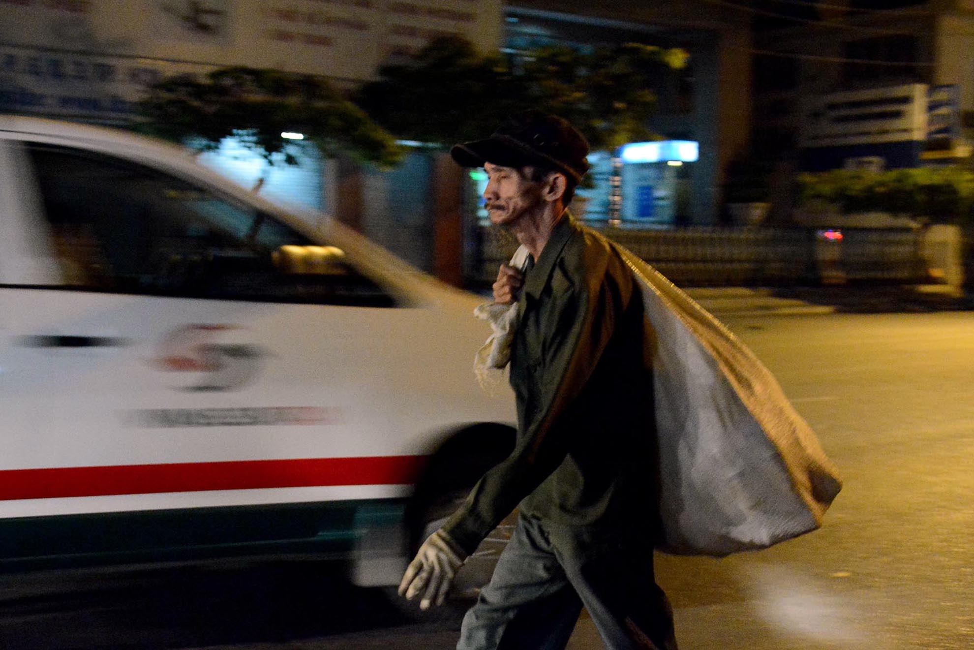 Ông Trần Đức làm nghề lượm ve chai lang thang trên đường Võ Thị Sáu, tâm sự: Mấy hôm nay trời trở lạnh nên đi lượm ve chai rất ít.