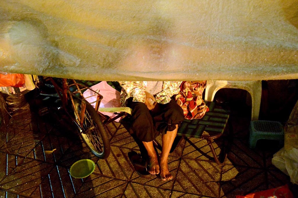 Bà Tư ngồi co ro trong cái lạnh ở đường Trương Định, “năm nay có vẻ thời tiết lạnh sớm hơn năm rồi”, bà Tư chia sẻ.