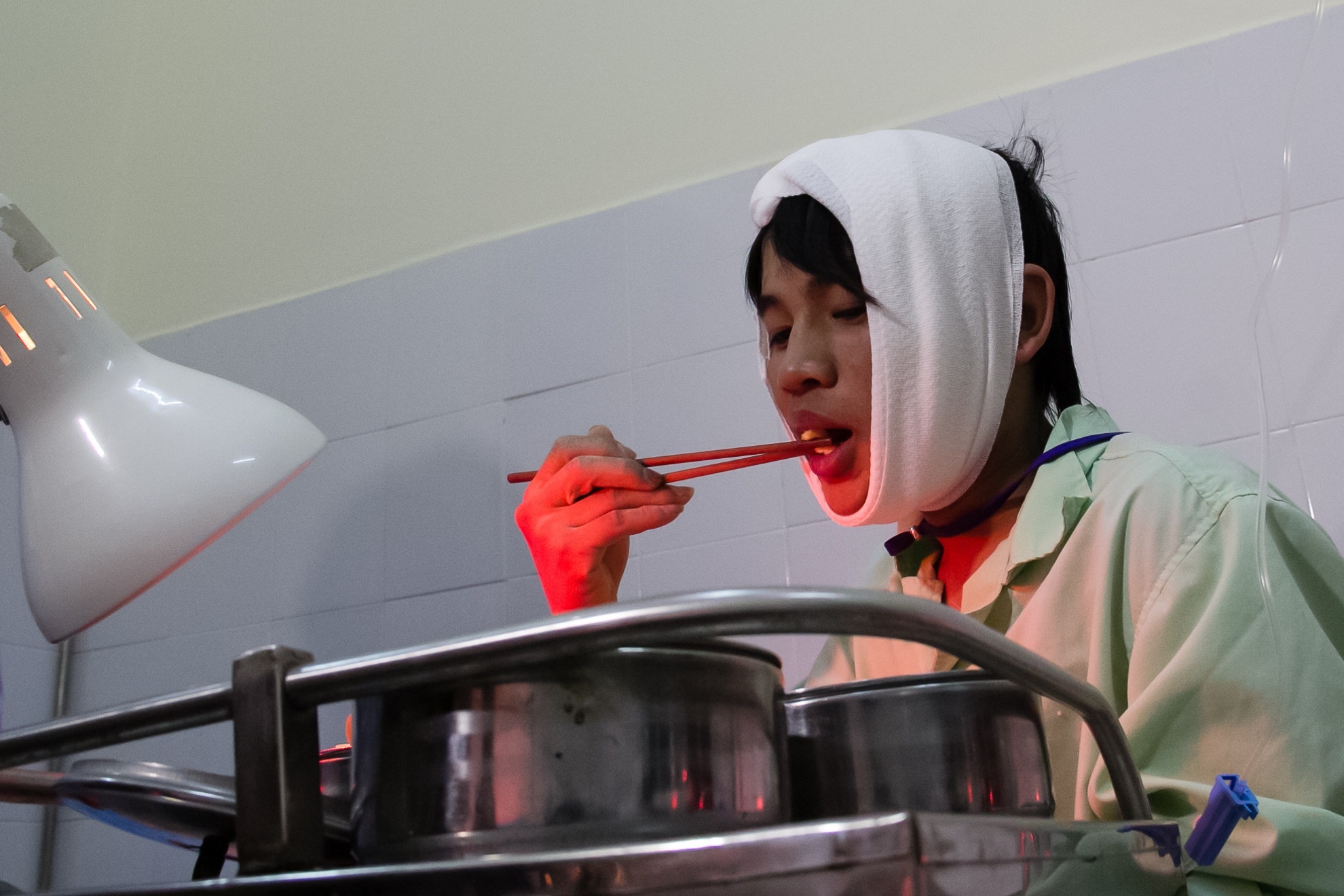 Do có chấn thương nhẹ ở phần đầu nên anh được lực lưỡng y bác sĩ chăm sóc kỹ.