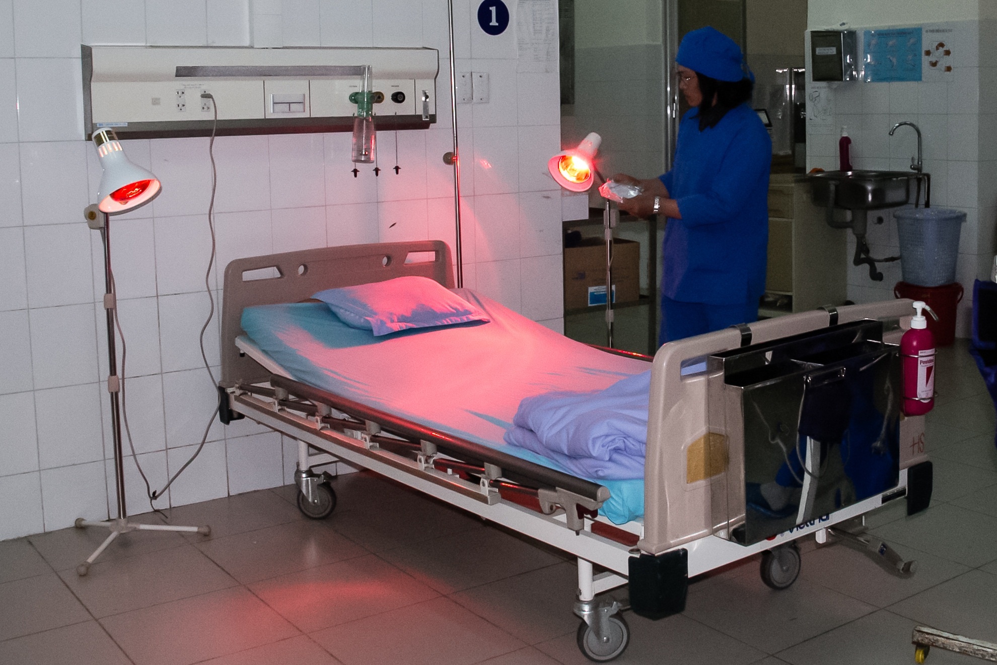 Giường bệnh luôn được sắp xếp chu đáo đầy đủ thiết bị để đón tiếp nạn nhân.