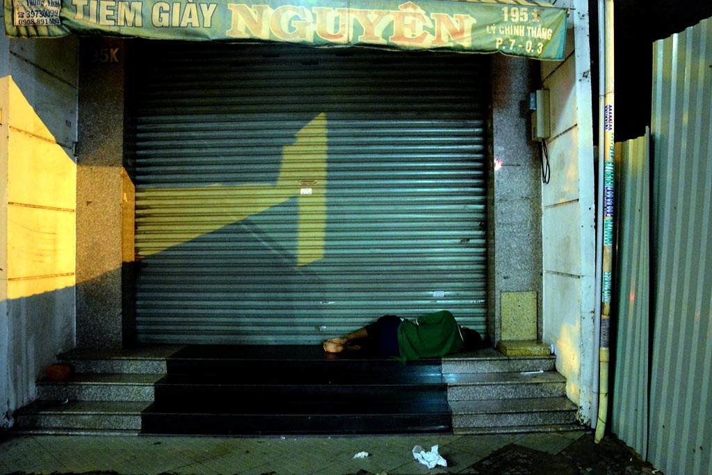 Nhiều người vô gia cư khác cũng tìm cho mình một chỗ kín đáo để mong qua cái đêm đông lạnh giá của Sài Gòn.