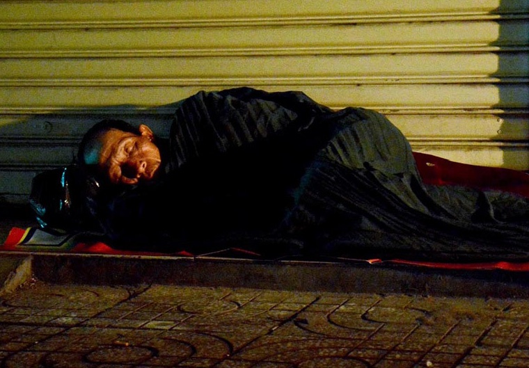 Nguoi vo gia cu co ro trong tiet lanh mua dong Sai Gon hinh anh