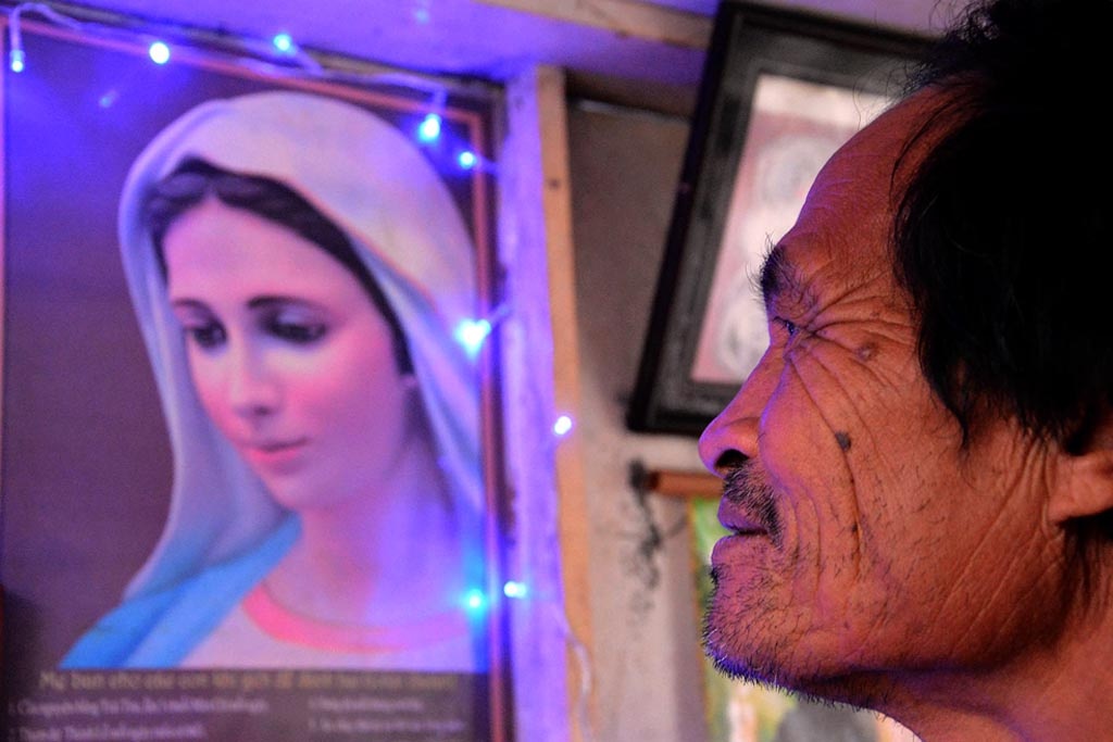 Gần 40 năm qua, vợ chồng ông đã cứu, vớt gần 300 người bị tai nạn và tự tử trên sông. Người dân ở đây gọi ông Chúc là “con rái cá cứu hộ”.