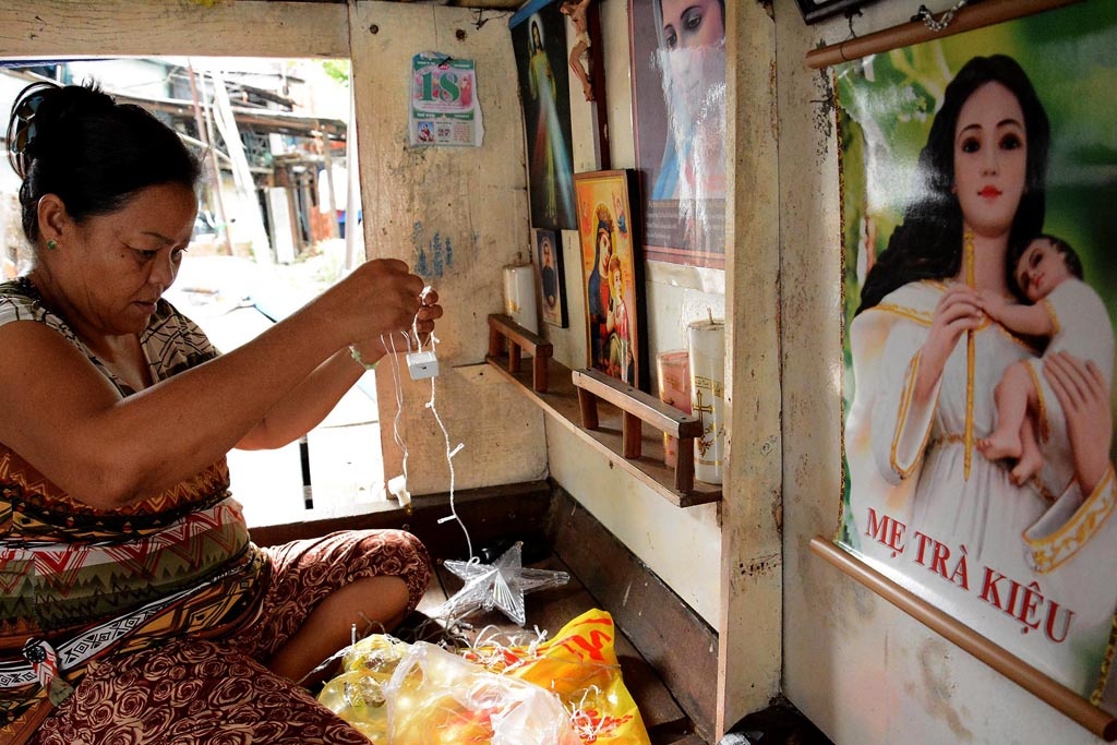 Bà Hinh cho biết : “Cầu Bình Lợi mới xây xong, nghe nói khu này sẽ di dời đi chỗ khác, gắn bó với xóm chài này mấy chục năm nay, giờ phải chuyển đi, không biết mưu sinh làm sao. Nhưng còn ở được ngày nào, còn vui với cái nghề sông nước này ngày nào thì cứ vui ngày đó”.