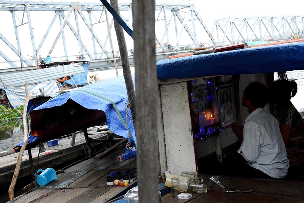 Ánh đèn le lói trên chiếc ghe dưới cầu Bình Lợi cũng giống như cuộc đời giang nan vất vả của hai vợ chồng ông đã từng trải.