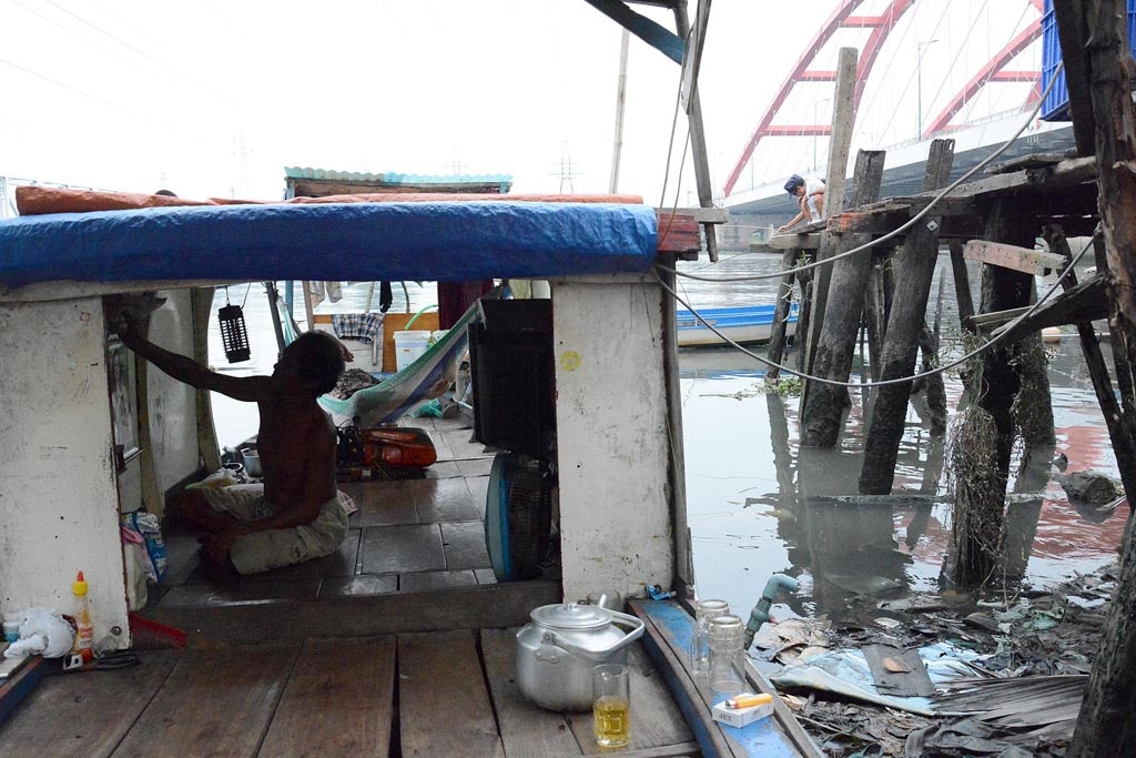 Ông Nguyễn Văn Chúc (ba Chúc) sinh năm 1957, sinh sống gần 40 năm ở xóm chài phường 13, quận Bình Thạnh, TP.HCM, nơi đây được coi là xóm chài cuối cùng ở cầu Bình Lợi.