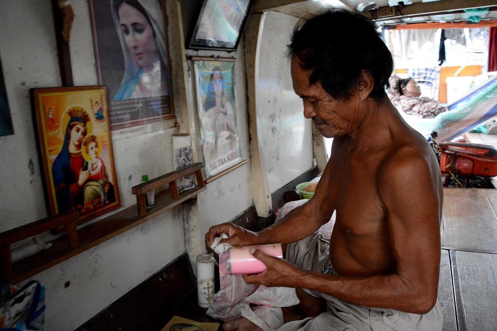 Công việc chính của ông là hằng ngày đánh bắt cá trên sông Sài Gòn. Ngoài ra ông cũng làm nghề cứu người, vớt xác trôi trên sông. 