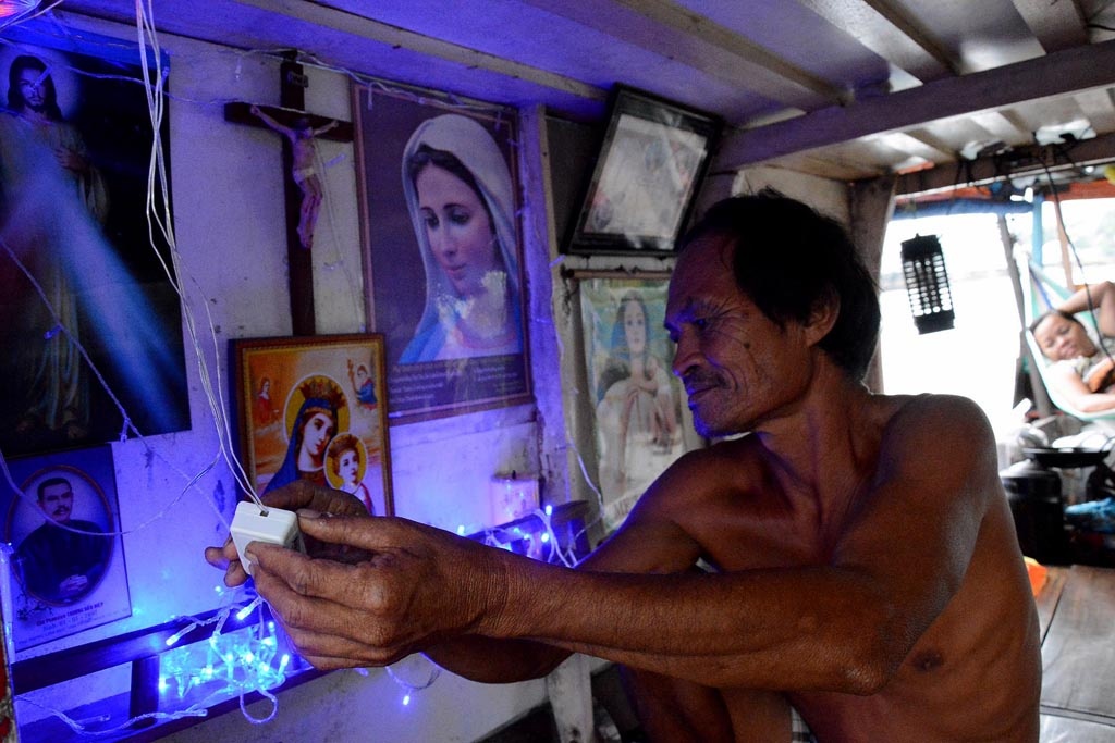 Ông cho biết: “Ngày xưa cha tôi làm nghề vớt xác cứu người nên tôi đi theo, thấy đây là việc làm tốt, có ích nên sau này tôi cũng theo nghề, bất kể ngày hay đêm nghe tiếng có người nhảy sông tự tử thì tôi liền lấy xuồng máy chạy đến để cứu người.” 