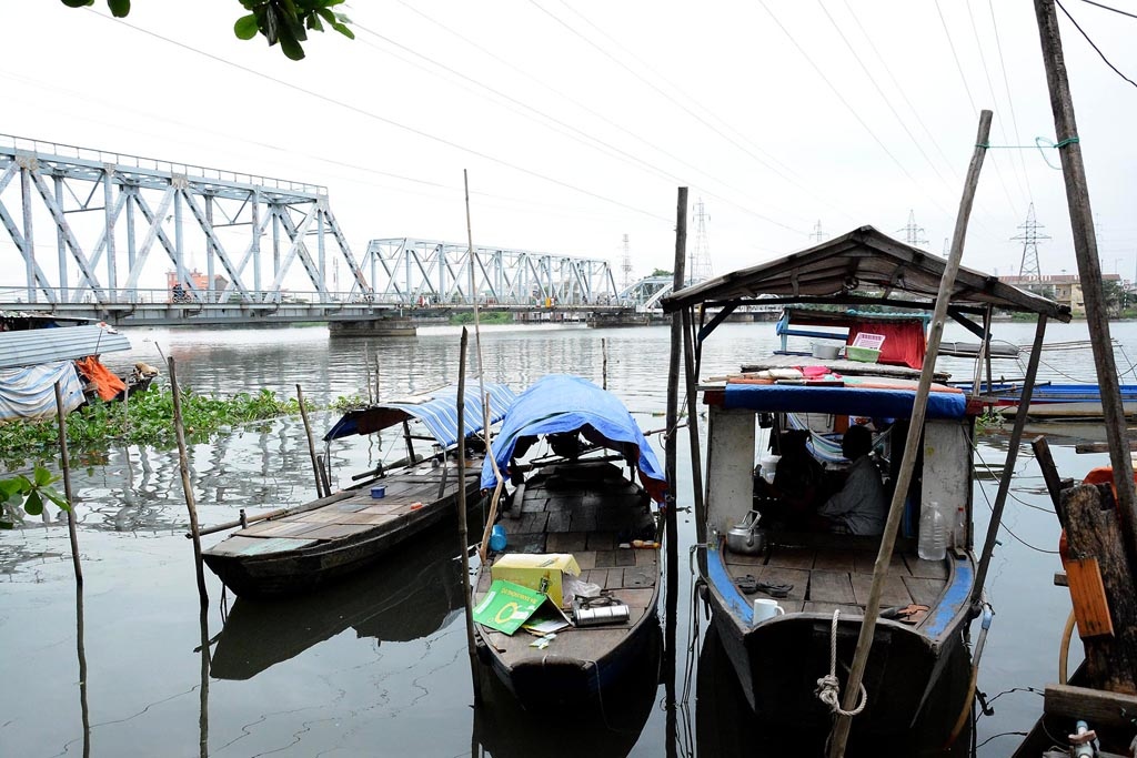 Vợ chồng ông đã gắn bó với xóm chài, làm bạn với sông Sài Gòn gần nửa đời người. Chính nơi này đã nuôi sống hai vợ chồng và năm đứa con gái. Giờ đây các con ông bà đã lên bờ ở, đã trưởng thành và có gia đình. 