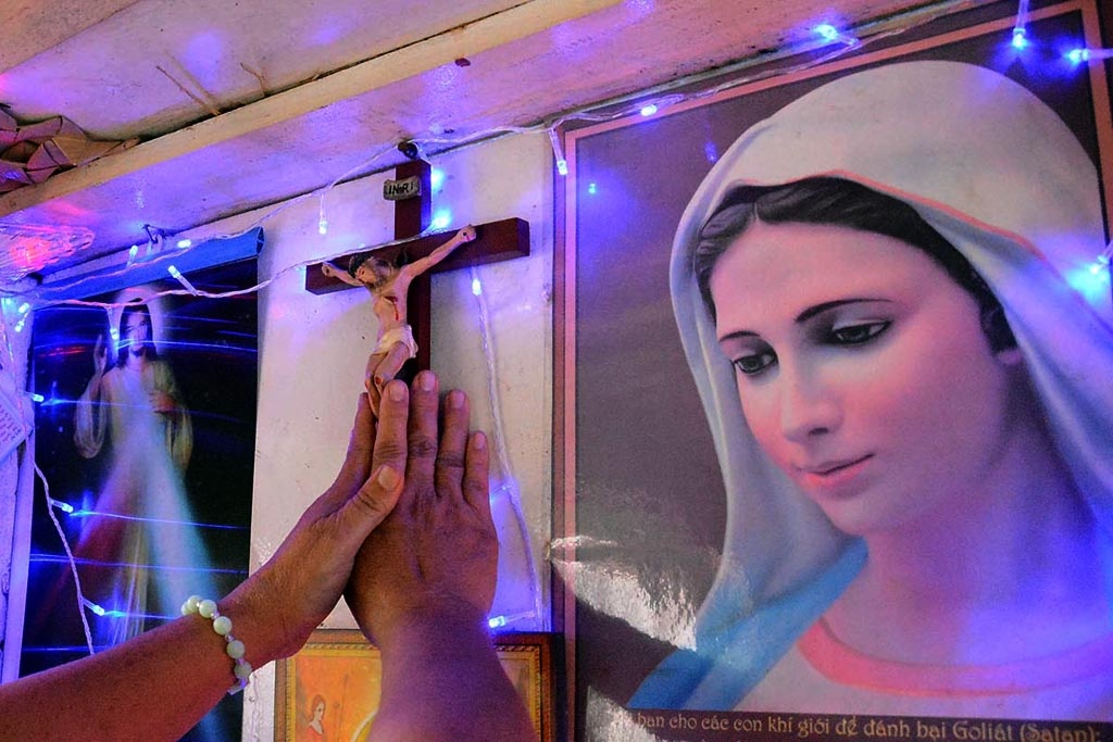 Gia đình ông ba Chúc theo đạo thiên chúa từ đời ông cố đến ông nội, cha và đến ông. Ngày xưa, khi có nhà cửa đàng hoàng thì mỗi dịp noel về thì gia đình ông cũng mua một hang đá, mua ít ngôi sao và đèn trang trí trong nhà cho ấm áp để tỏ lòng với chúa.  