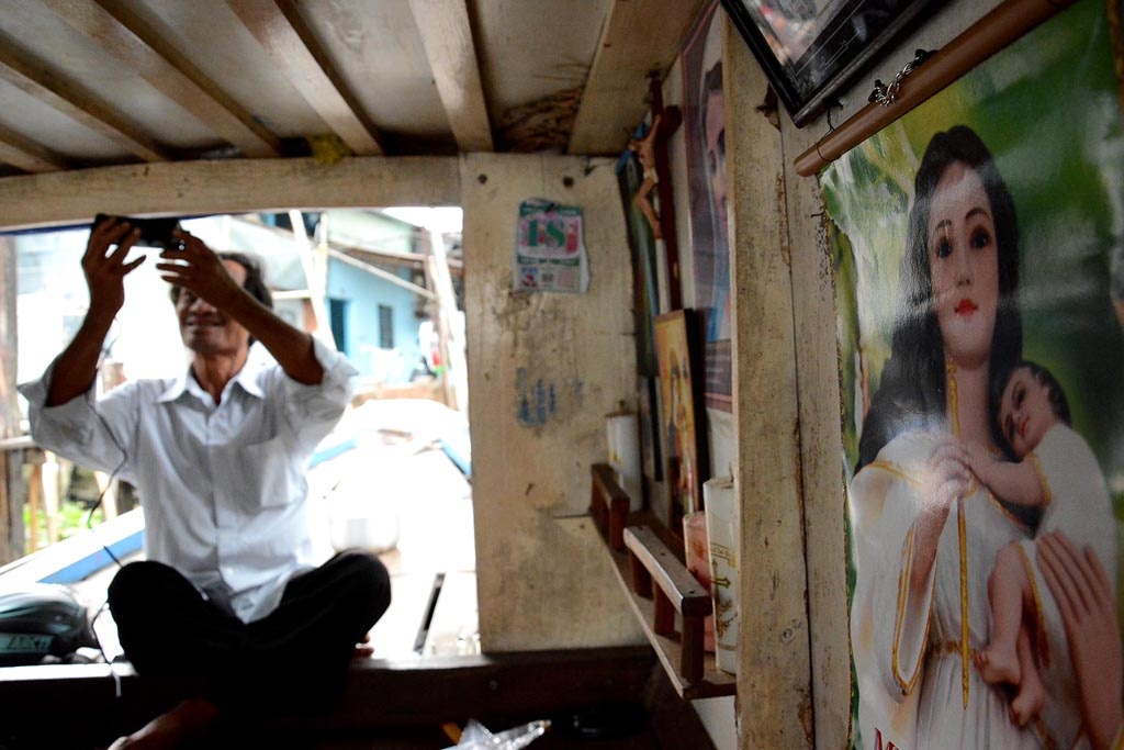 Bây giờ sống dưới ghe chật chội, cuộc sống còn nhiều khó khăn, nhưng cũng như mọi năm hai vợ chồng cũng cũng sắm sửa ít ngôi sao và dây đèn trang trí ở bàn thờ để cho không khí ấm áp, kỷ niệm ngày chúa ra đời.