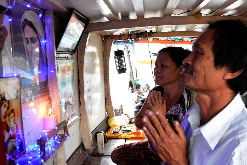 Cứ đêm về, hai vợ chồng lại đọc kinh cầu nguyện chúa phù hộ cho gia đình có nhiều sức khỏe, ăn nên làm ra. Vợ ông là bà Nguyễn Thị Hinh 59 tuổi,  bị bệnh tiểu đường từ nhiều năm nay nên ông luôn cố gắng làm việc để lo tiền thuốc men cho vợ.  