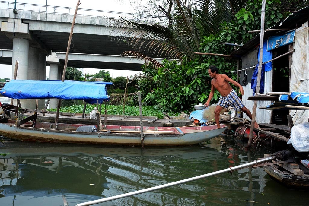 “Có ai kêu làm bất kỳ cái gì, dù ngày hay đêm miễn có tiền là tôi đi liền”, ông ba Chúc, chia sẻ. 