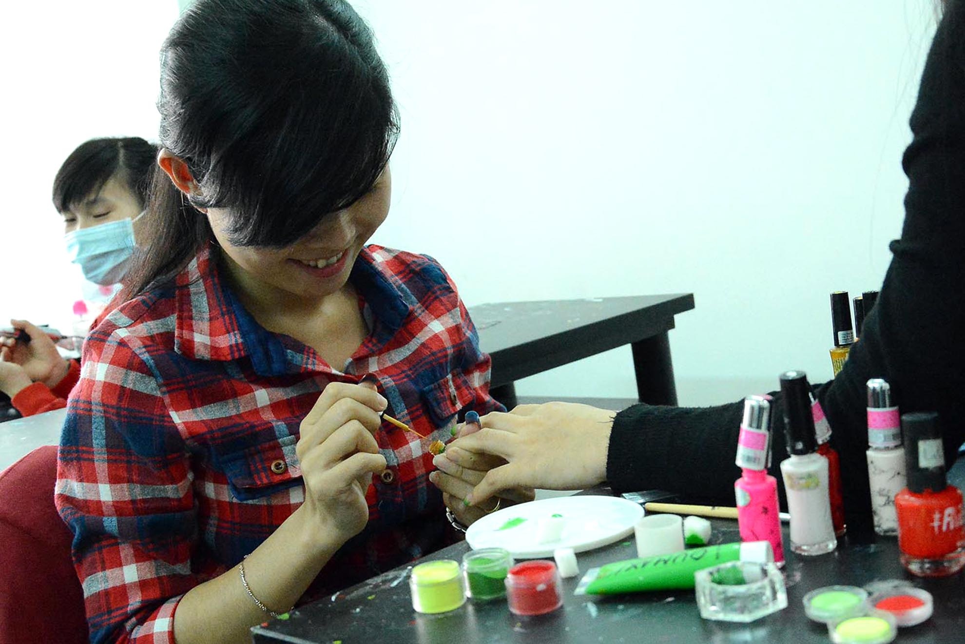 Mỗi ngày, các cửa hàng làm móng phải tiếp khoảng 70 đến 80 khách hàng.Để phục vụ nhu cầu làm đẹp cho các chị em phụ nữ nhiều cửa hàng làm việc từ sáng đến khuya.