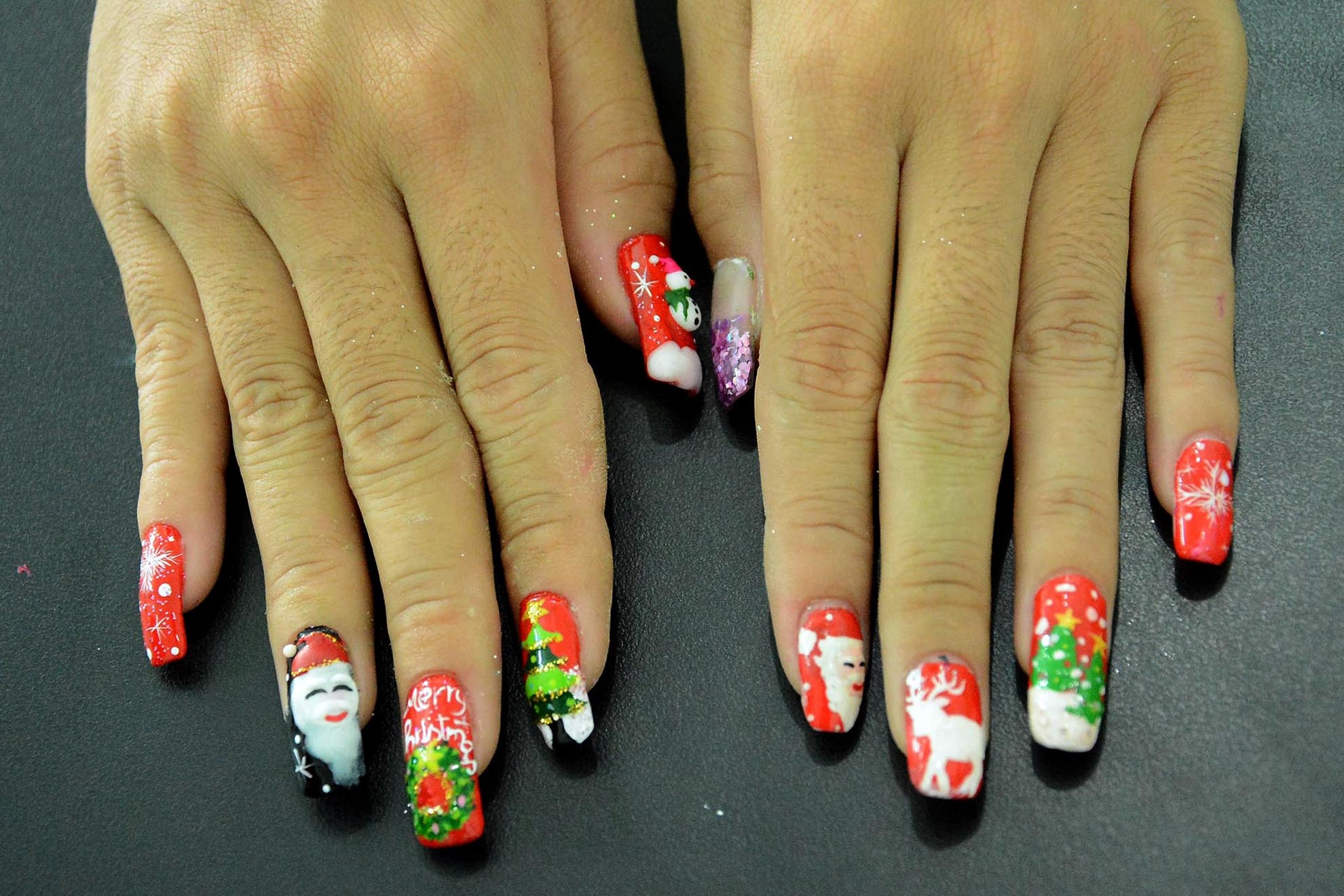 Các họa tiết mùa xanh lá, vàng, đỏ và trắng được nhiều khách hàng lựa chọn để trang trí cho bộ móng tay.