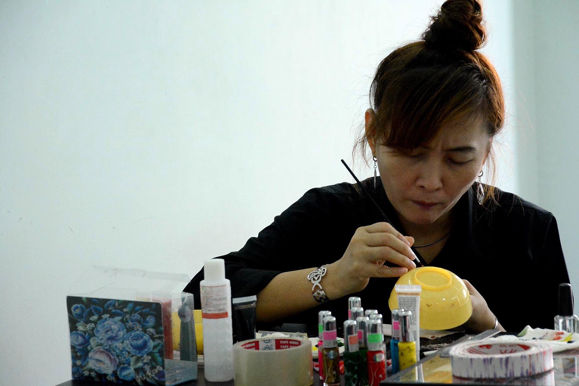 Chị Vân Anh – một chủ tiệm nail, cho biết: “Vào mùa noel, nhu cầu làm đẹp của các chị em phụ nữ là rất lớn nên doanh thu của cửa hàng cũng tăng. Vào những ngày noel này thì cửa hàng mình thu nhập khoảng 5 triệu đồng/ngày.”