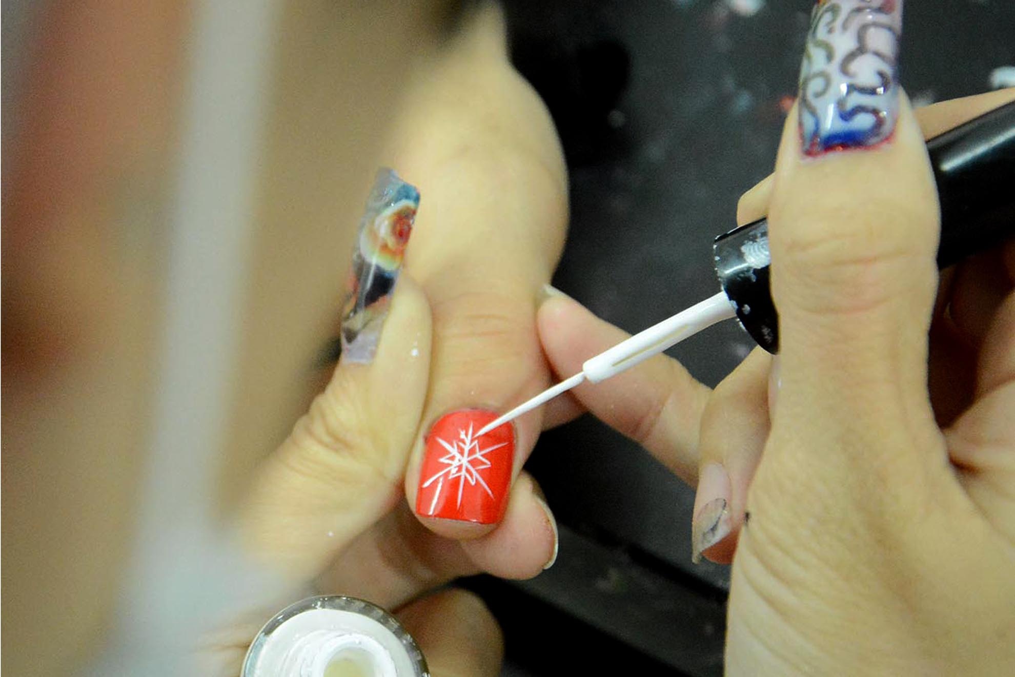 Không chỉ mùa noel mà các dịp lễ tết nhu cầu trang trí móng tay theo chủ đề được nhiều khách hàng lựa chọn. 