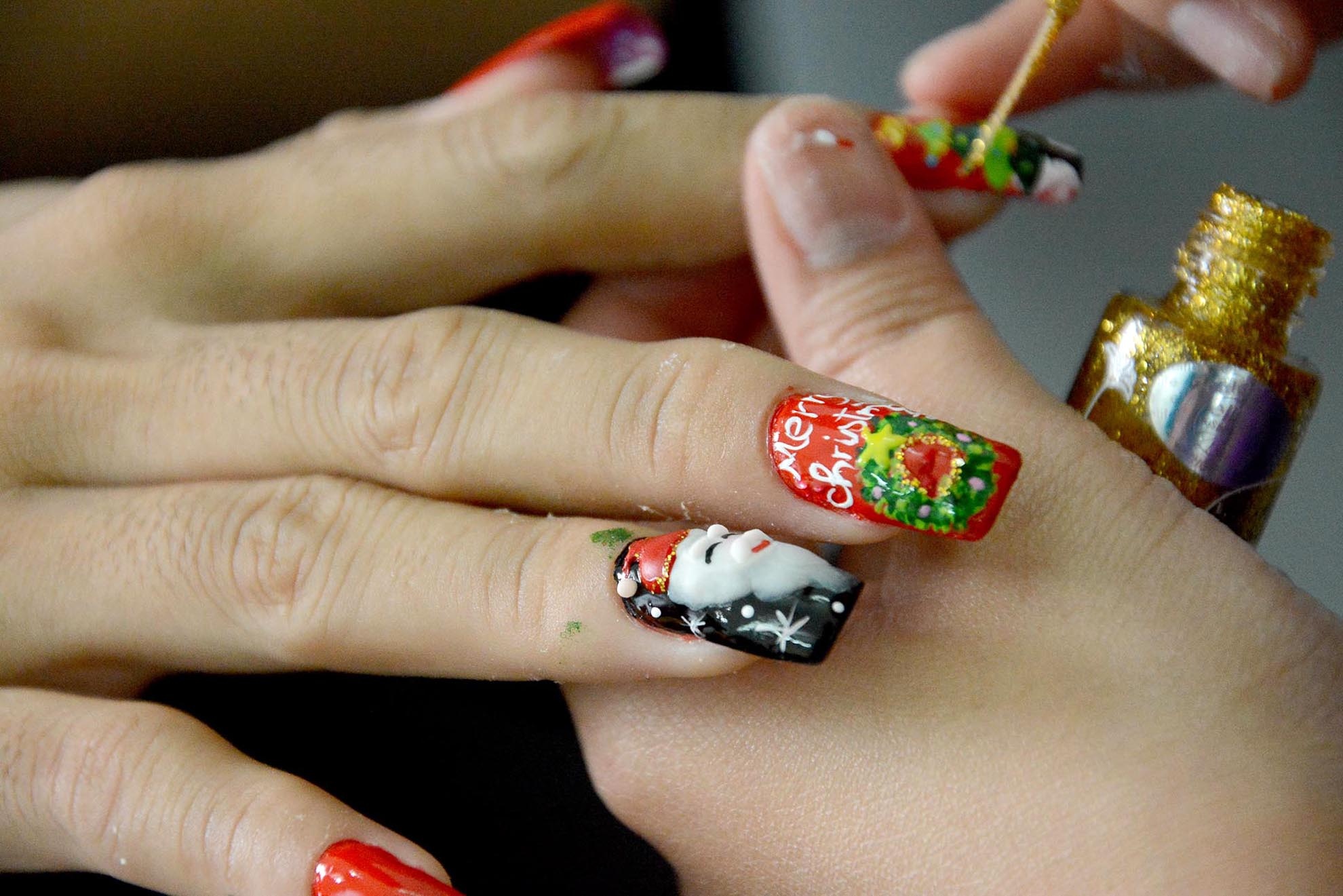 Để hoàn thành một bộ móng thì mấy khoảng 15 đến 20 phút, còn những mẫu cầu kỳ và nhiều họa tiết thì mất khoảng 30 phút.