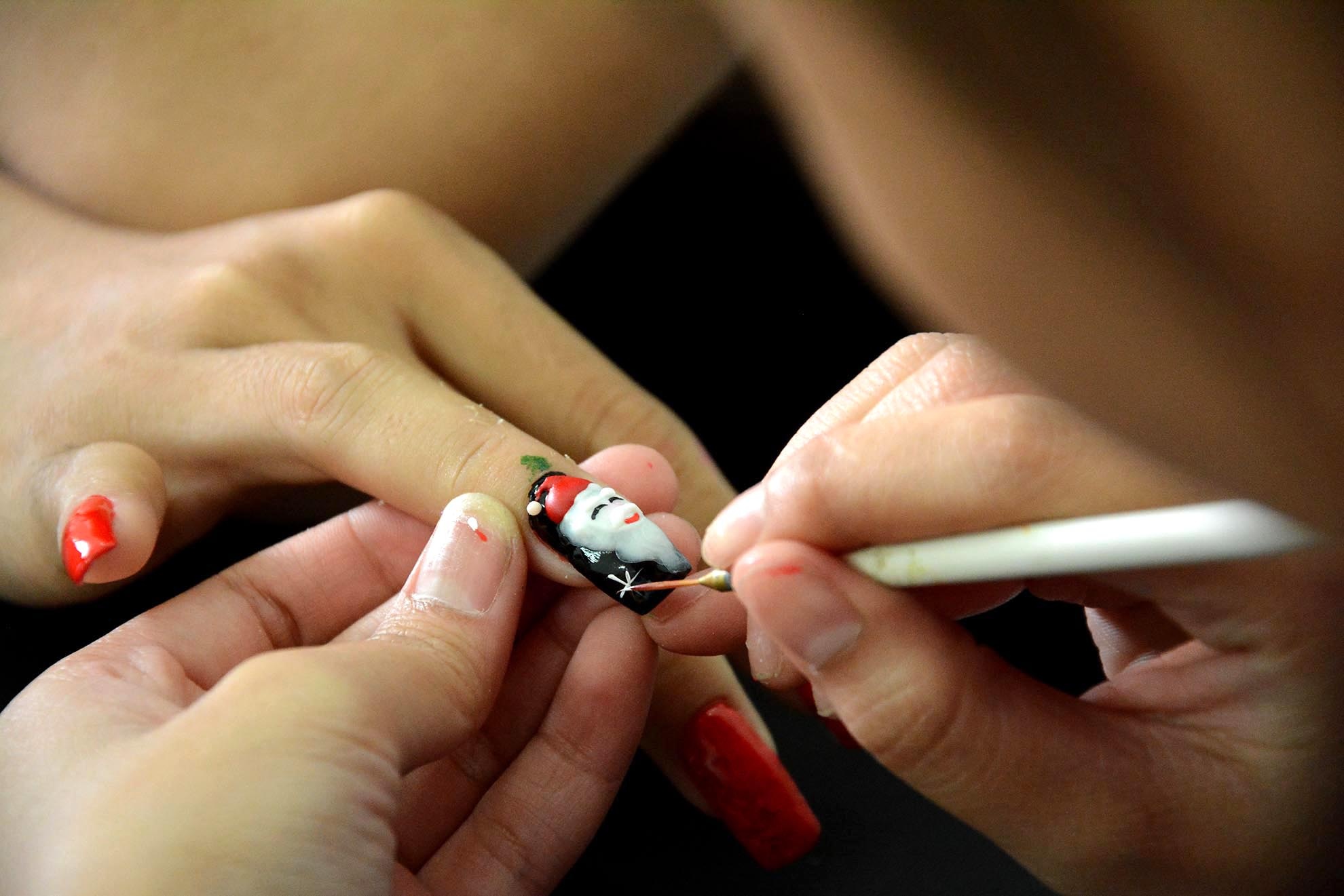 Tùy theo mẫu mã và chất liệu mỗi bộ móng có giá thấp nhất khoảng 35 ngàn/bộ đến những mẫu cầu kỳ có giá 300 ngàn đồng/bộ.