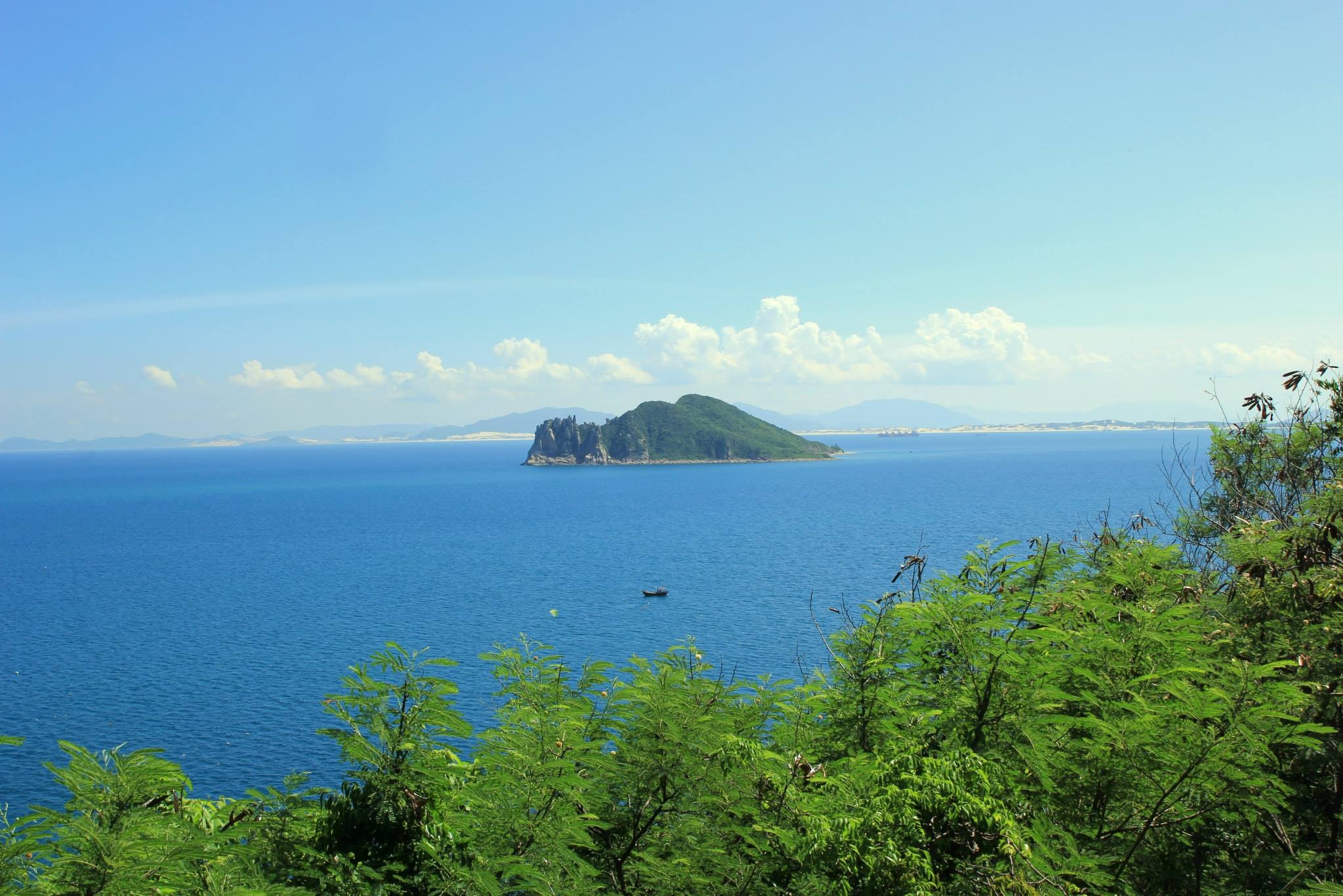 Vịnh Vân Phong Khánh Hòa có 4 vịnh biển gồm: Vân Phong, Nha Phu, Nha Trang và Cam Ranh. Vân Phong là vinh biển lớn nhất của Khánh Hòa. Là một vịnh biển đầy tiềm năng về khai thác du lịch sinh thái và kinh tế biển. Vân Phong được rất nhiều tổ chức quốc tế công nhận là vịnh biển có điều kiện trở thành một điểm đến du lịch hàng đầu châu Á và thế giới nếu được phát triển đúng cách. 